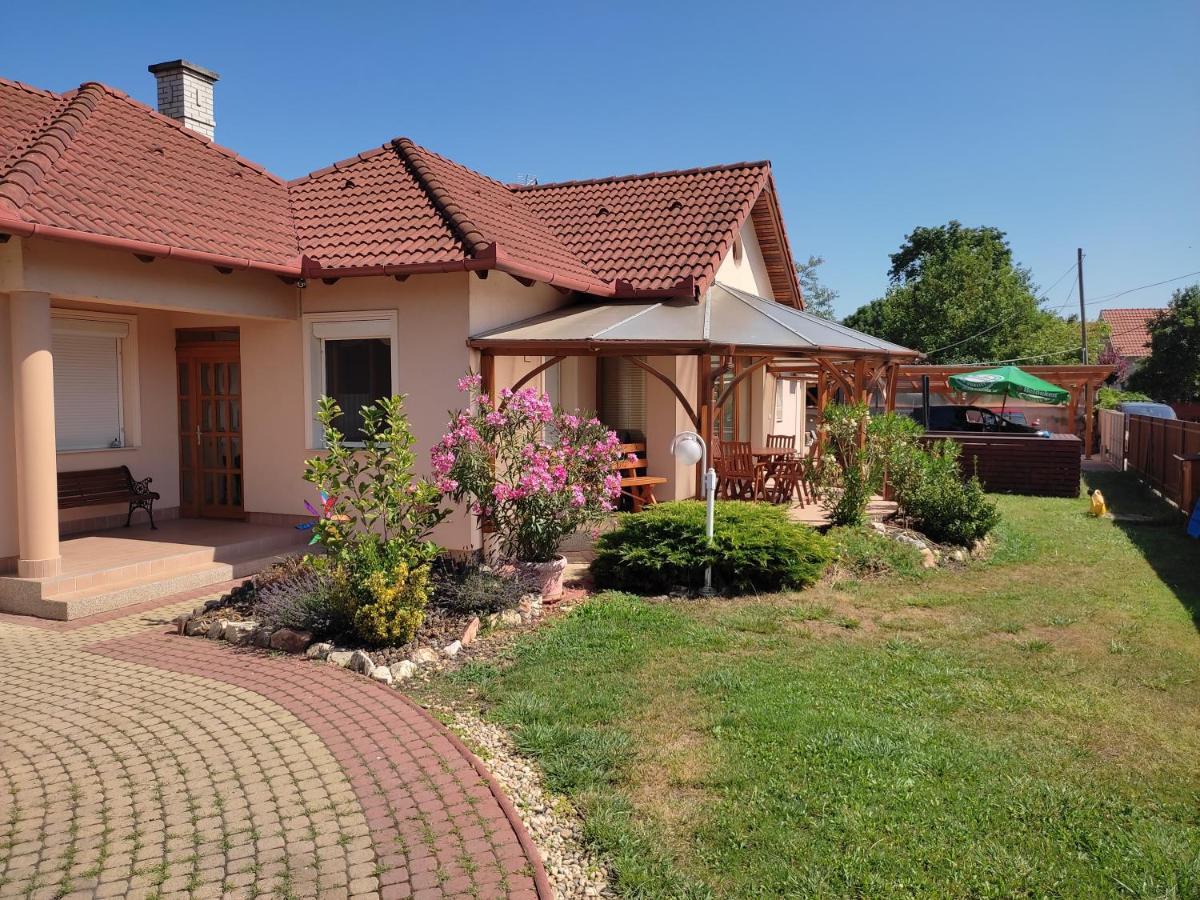 Aqua Azur Apartman Hajduszoboszlo Luaran gambar